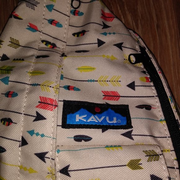 Kavu Crossbody Bag with Colorful Arrow Pattern - Picture 3 of 7